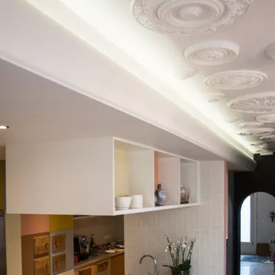 Transformer un couloir étroit et sombre grâce à l'éclairage indirect Orac Decor