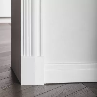 Les plinthes Orac Decor résistent-elles vraiment à l'eau dans une salle de bain 